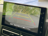 後方の様子と進路の目安となるガイド線を画面で確認できます。駐車時の位置合わせをサポートし、周囲を直接確認しながら慎重に後退したい場面で役立ちます。