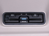 装備されているビルトインタイプのホンダ純正ETC車載器です。セットアップしてからご納車致します。ETCカードを差し込めば高速道路の出入り口ゲートを楽々通過出来ます。