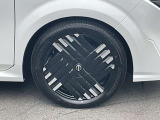 スタイリッシュな純正アルミホイールです。シャープなデザインが車両のデザインとマッチしています。
