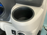 【カップホルダー】お飲み物が手に取りやすい位置に。長時間のドライブには必需品です☆