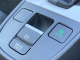電動パーキングブレーキ・オートブレーキホールドです。ボタンを引っ張るだけでサイドブレーキがかかります。オートブレーキホールドは信号待ちや渋滞でもブレーキを踏み続ける必要なし!楽に運転できます!