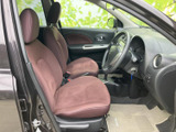 前席はゆったりとした形状で、乗り込んだ際に座面や背もたれが体を受け止めます。ドア側から開放感のある視界が広がり、運転席まわりも見渡しやすい落ち着いた空間です。