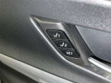 シートメモリー機能装備付きです。シートの位置をそれぞれ記憶しておく事ができるので、ご家族や、複数の方で車を乗られるオーナー様には、便利な機能です。