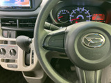 握りやすい形状のステアリングを備え、運転席まわりの操作に手を伸ばしやすい配置です。メーターや空調の位置も近く、運転姿勢のまま必要な情報を確認できます。