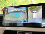 後方と車両周囲を画面で確認でき、駐車時の位置合わせをサポートします。ガイド線も表示されるため、周囲に注意を払いながら後退操作を行えます。