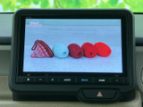 テレビ番組を画面で視聴でき、停車中の待ち時間も車内でゆったり過ごせます。画面は見やすい位置に設置され、音量などのボタンも下側にまとまっていて扱いやすい構成です。
