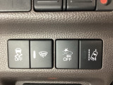Hondaセンシング用の、VSA(ABS+TCS+横滑り抑制)解除と路外逸脱抑制機能のオンオフスイッチなどはハンドルの右側に装備しています。