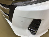 コーナーセンサーを車の前後に装備。障害物までの距離に応じて警告音を変えてお知らせ。縦列駐車時や駐車場・車庫などでの取り回しをサポートします。詳細は販売店スタッフまでおたずねください。