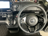 【ハンドル】運転にかかわる様々な操作を安全に行えるように視点移動が少なく操作性に配慮されたスイッチ類が凝縮されたコックピットです。