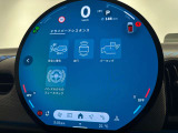 前方の状況をカメラで検知し、ドライバーの安全運転をサポートするドライビングアシストを搭載。