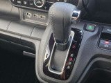 手に馴染むシフトノブで扱いやすく、快適な運転を支えます。