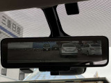 インテリジェント ルームミラー、車両後方のカメラ映像をミラー面に映し出すので、車内の状況や、天候などに影響されずいつでもクリアな後方視界が得られます。