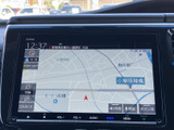 見やすい地図画面で、スムーズなナビゲーションを実現します。渋滞情報も確認でき、最適なルートを選択できます。