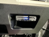有料道路の料金所をノンストップで通過できる便利なETCが付いています。