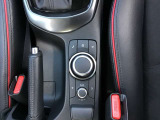 コマンダーコントロール 手もとを見ることなく操れるようシンプルで使いやすく安全運転に一役。