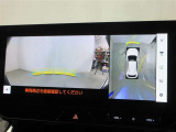 パノラミックビューモニター付きです。車両を上から見たような映像をディスプレイオーディオ画面に表示。運転席からの目視だけでは見にくい、車両周辺の状況をリアルタイムでしっかり確認できます。