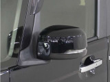 ◆ドアミラーウインカー◆ドアミラーにウインカーを装備しています。対向車に自身の進行方向を合図し安全に運転できます。