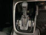 「e:HEV」は、モーター走行を中心にしながら電気エネルギーやエンジン動力を効率よく使い分けることができる賢いハイブリッドシステムです。サイドブレーキはスイッチ操作の電子制御パーキングブレーキです