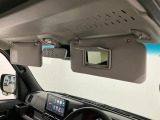 【サンバイザー】車内で身だしなみを整えるためのバニティミラーがセット。お化粧直しや髪型のチェックに活用できます。
