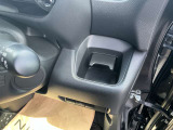 小物入れにもなるドリンクホルダー。