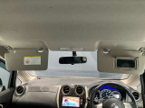 運転席のサンバイザーにはバニティーミラーも付いています。身だしなみチェックには欠かせません。