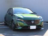 新しいエンブレムとライオンの牙をイメージした力強いフロントマスク