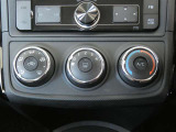 調整が容易なマニュアルエアコンです。夏は快適に、冬も車内の曇りを取ってくれるので安全です♪