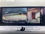 車を空から見たような映像が映る、アラウンドビューモニターで車両周辺の安全確認も一目でできます!小さなお子様や障害物も確認できるので、運転のし易さだけではなく事故防止にも役立ちます♪
