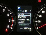 【レーンディパーチャーアラート】道路上の白線(黄線)をカメラで認識し、ドライバーがウインカー操作を行わずに車線を逸脱する可能性がある場合、ブザーとディスプレイで注意喚起サポート。
