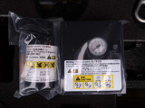 万が一のパンク時にパンク修理キット装備、スペアタイヤはありません。