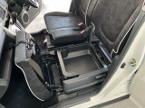 【助手席シートアンダーボックス】助手席の座面下に収納スペースがあります。工具やレジャー用品などを保管するのにもいいですね♪