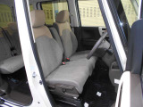 運転席は高さを調整できるハイトアジャスター付きです。