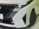 【LEDヘッドライト】悪天候や夜間走行時も良好な視界を確保し安心して運転できる高輝度LEDヘッドライトを装備!点灯速度が早く、消費電力も抑えられています。