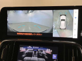 視認性の良い広角カメラでフロントと上方から車両周辺をご確認いただけますので、狭い道やすれ違い、路肩寄せなどに役立ちます。