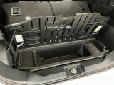 【ラゲージアンダーボックス】転がりやすい小さなお荷物などはこちらのボックスがお役立ち。スペースを有効活用しスッキリした車内空間に!