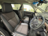 運転席は大きな座面と包み込むような背もたれが身体全体を支えます。上質なシートを採用し長時間の運転やコーナーの多い道も快適です。座ったときの頭上スペースも余裕たっぷりでロングドライブも楽チンです♪