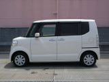 純正ホイールカバーで全体的にデザインがまとまっています。車も人も、オシャレはまずは足元からですね。