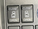 【両側パワースライドドア】スマートキーや運転席のスイッチで後席両側スライドドアの開閉が可能♪電動だから力を入れてドアを開ける必要が無く、小さなお子様でも簡単に開け閉めでき快適です♪