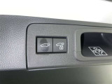電動式バックドアです。 荷物を持ったままでもボタン一つで自動的に開け閉めできるので便利ですよ。 挟み込み防止機能も付いていますのでお子様の手や荷物を挟み込むのを防いでくれますよ。