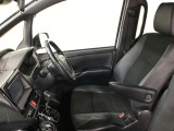 高いホールド性で運転姿勢が安定します。長距離ドライブでも疲れにくいのが魅力です。快適なドライビングライフをお送りください♪