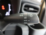 車外の明るさに応じて、自動的にライトの点灯・消灯をしてくれます