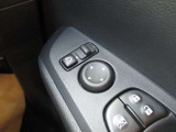 電動格納式ドアミラーですので運転席からミラーを調節していただく事が可能です♪