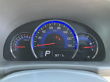 速度やエンジン回転数、燃料残量などをひと目で確認しやすい配置です。中央の表示でシフト位置も把握でき、日々の運転時に必要な情報を見渡しやすくまとめています。