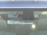 【三菱e-Assist】走行中に前方の車両等を認識し、衝突しそうな時は警報とブレーキで衝突回避と被害軽減をアシスト。より安全にドライブをお楽しみいただけます。