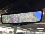 【デジタルインナーミラー】後席の大きな荷物や同乗者で後方が確認しづらい時でも安心!カメラが撮影した車両後方の映像をルームミラー内に表示。クリアな視界で状況の確認が可能です!