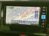 見やすい地図表示で、目的地までスムーズに案内してくれます。渋滞情報も確認できるので、運転の計画も立てやすくなっています。