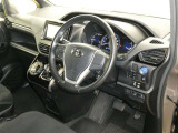 見通しのよいすっきりとした視界で、誰でも運転しやすいです。運転のしやすさは疲れにくさにも繋がりますよ♪