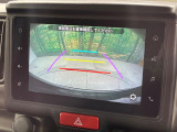 【バックカメラ】駐車時に後方がリアルタイム映像で確認できます。大型商業施設や立体駐車場での駐車時や、夜間のバック時に大活躍!運転スキルに関わらず、今や必須となった装備のひとつです!
