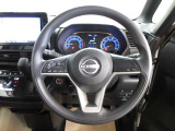 運転が楽しくなる明るく開放的な運転席まわりです。