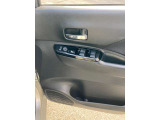 全席パワーウィンドウとなっています。運転席はオートになっているのでワンタッチ開閉することが出来ます。